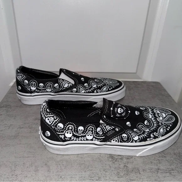 Black & White Vans - 4.5 Men / 6 Women - Picture 2 of 7
